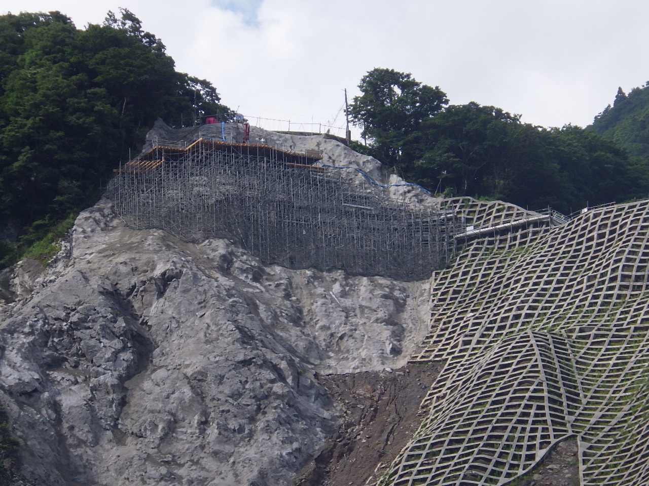ヤハギ 法面保護工事 施工中