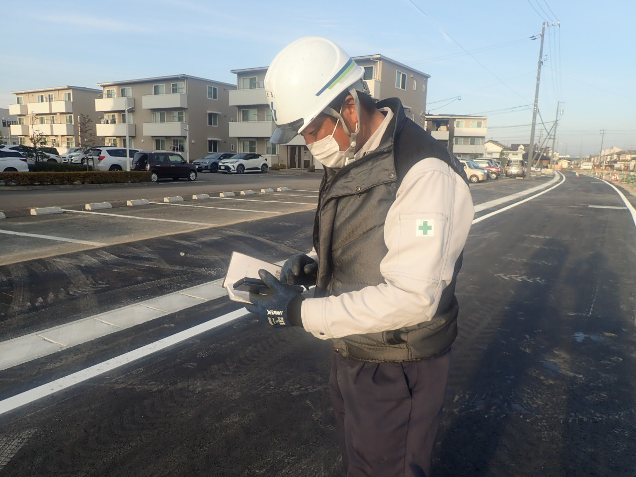 現場に派遣されたスタッフが施工管理を行う様子